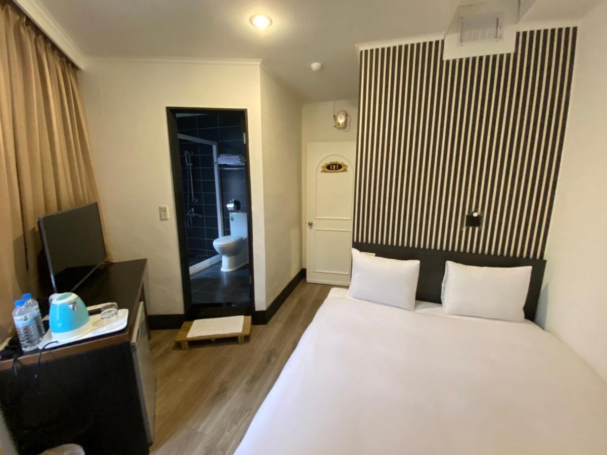 Queens Hotel Taipei Bagian luar foto