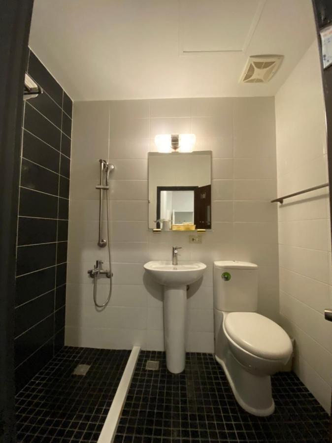 Queens Hotel Taipei Bagian luar foto