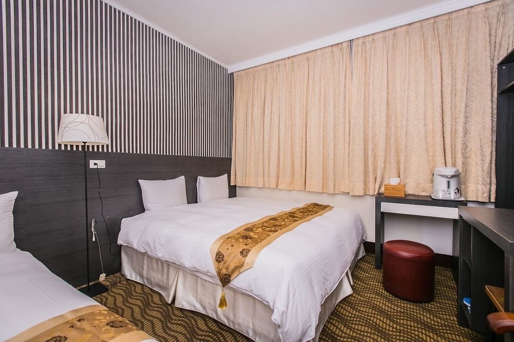 Queens Hotel Taipei Bagian luar foto