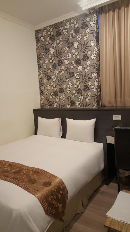 Queens Hotel Taipei Bagian luar foto